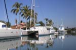 Boats and houses are all beautiful in the canals